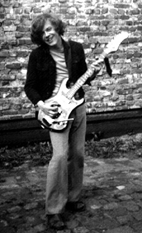 Robert mit seiner ersten Gitarre (1970)